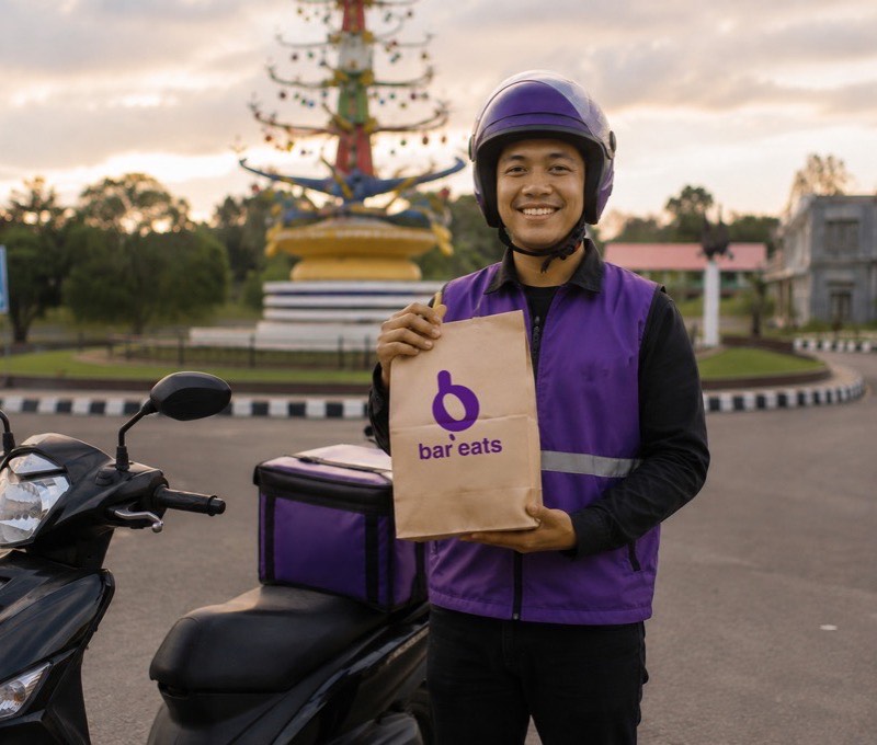 Driver bar'eats mengantar pesanan di Tamiang Layang