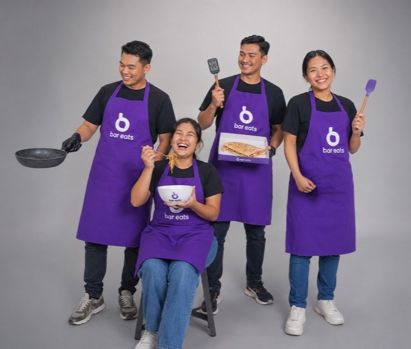 Pemilik UMKM bar'eats mengelola pesanan dari HP