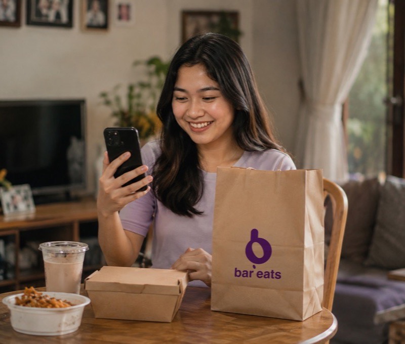 Pembeli memesan makanan lewat aplikasi bar'eats di Barito Timur